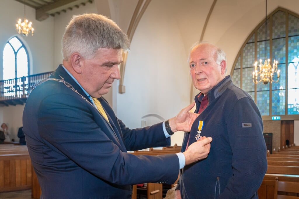 Burgemeester Wimar Jaeger reikt de Koninklijke onderscheiding uit aan Theo Meurs uit Zutphen. Foto: Jolanda van Velzen