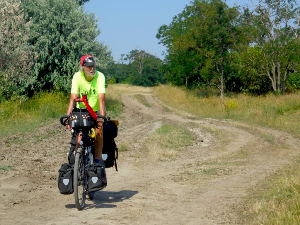 Pieter Biezenaar op de fiets op een van zijn vele tochten. Foto PR