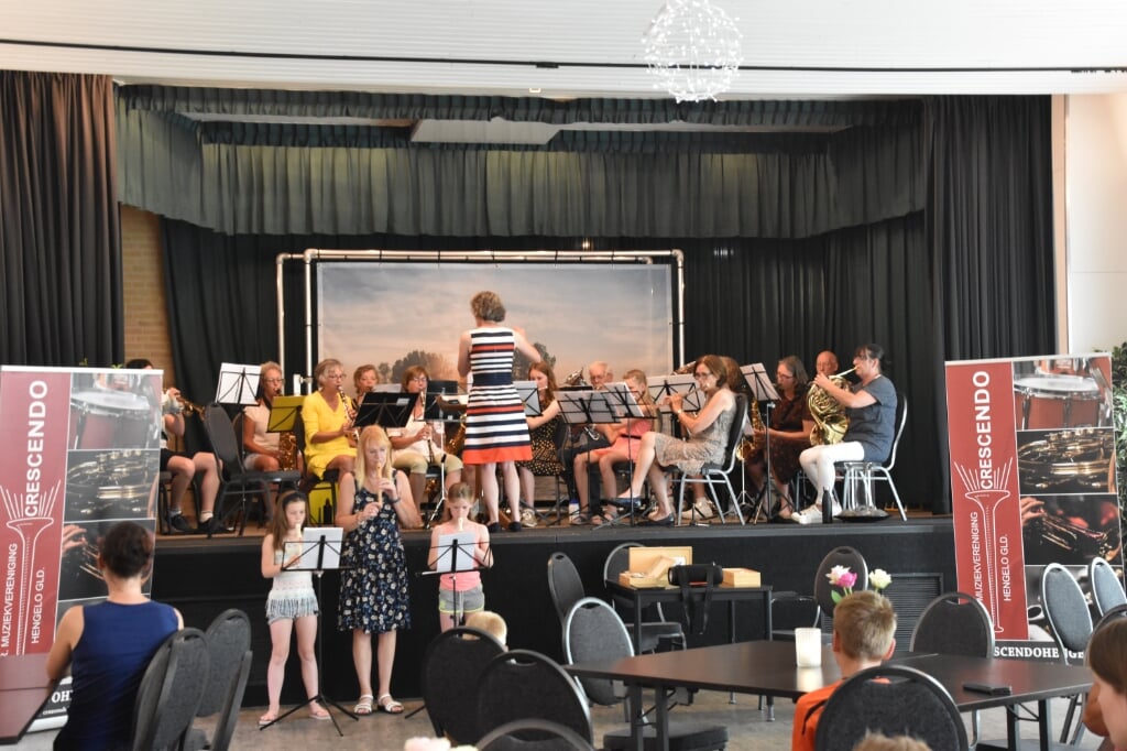 Blokfluitleerlingen en het leerlingenorkest van Crescendo. Foto: Karin Romeijnders