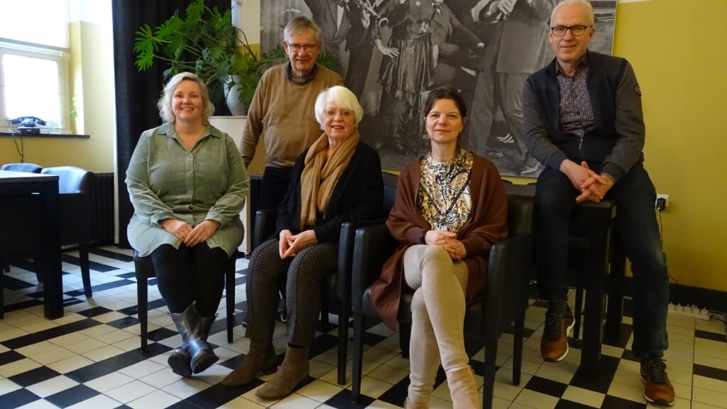 Het bestuur van Stichting De Linterhof met v.l.n.r. Karin Masselink, Henk Breuker, Marchien Oosterhuis, Astrid van Delden en Gerrit van Lent in Het Borghuis in Doetinchem. Foto: PR