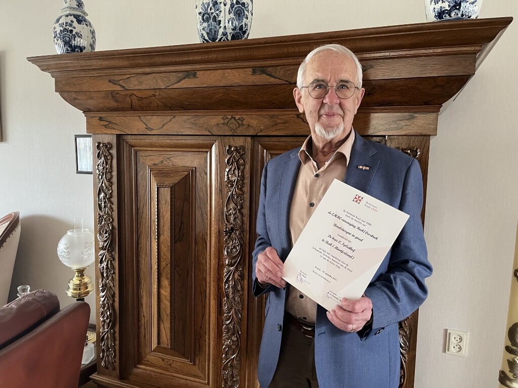 De 87-jarige Cor Spliethof zet zich in om leden te werven voor EHBO Beek-Loerbeek. Foto: Karin van der Velden
