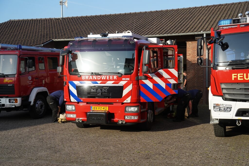 De nieuwe Cross Fire brandweerjassen van Dinxperlo Suderwick. Foto: Frank Vinkenvleugel