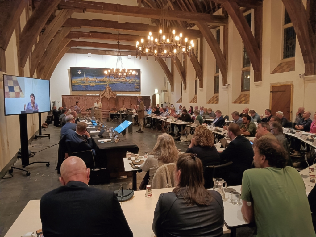 GroenLinks Kamerlid Lisa Westerveld (zie scherm) was een van de vele sprekers tijdens de informatie- en gespreksavond over het ziekenhuis in Zutphen. Foto: Rudi Hofman 