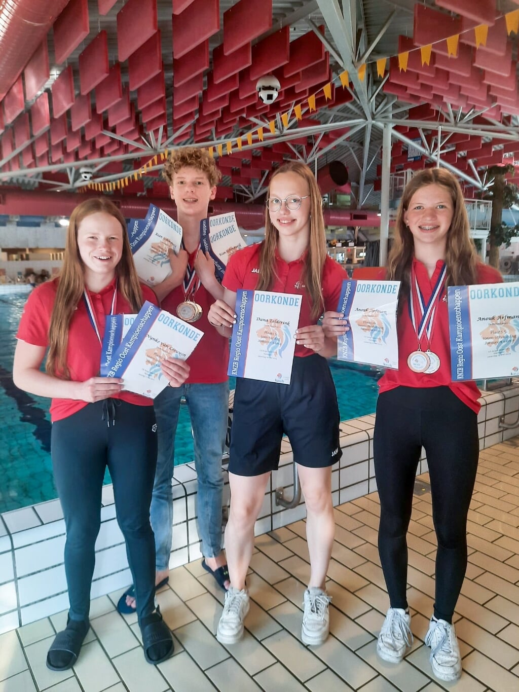 De zwemmers met hun medailles en oorkondes (Finn Ooijman ontbreekt op de foto). Foto: Karin Schoneveld