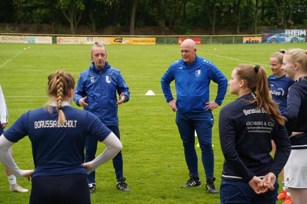 Reymond Verboom (links) en Marchel Weenk spreken de Borussia Bocholt vrouwen toe. Foto: Frank Vinkenvleugel