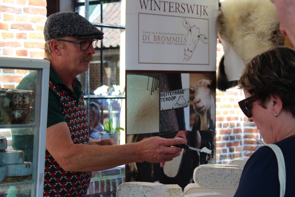 Lekkere hapjes proeven tijdens Streekproductenmarkt Weenink in Lievelde. Foto: PR