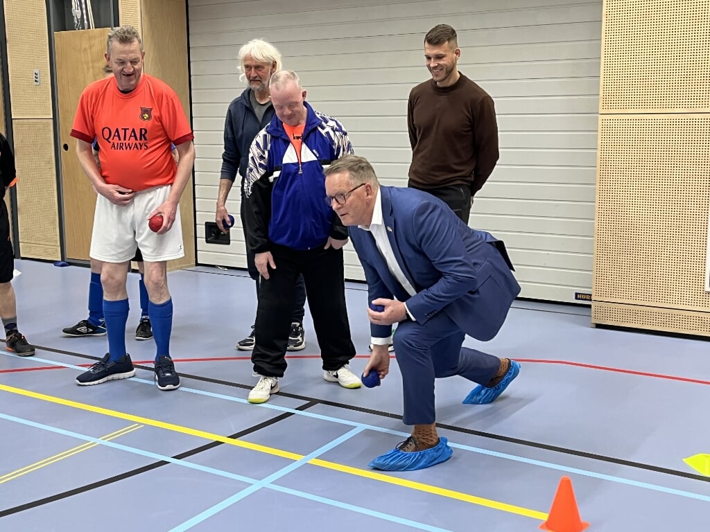 Wethouder Henk Groote van Montferland (r) maakt kennis met het spel bocce, waarmee eind april de aftrap werd gegeven naar de Achterhoekse Unieke Spelen. Foto: PR