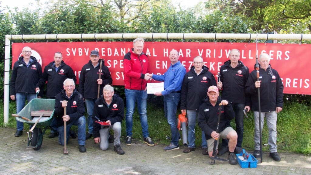 Voorzitter Arjan Wanschers van SVBV en bestuurslid Eddy Brinkman van de Barchemse 4Daagse te midden van de mensen van het O-team in de nieuwe jassen. Foto: Jan Beumer 