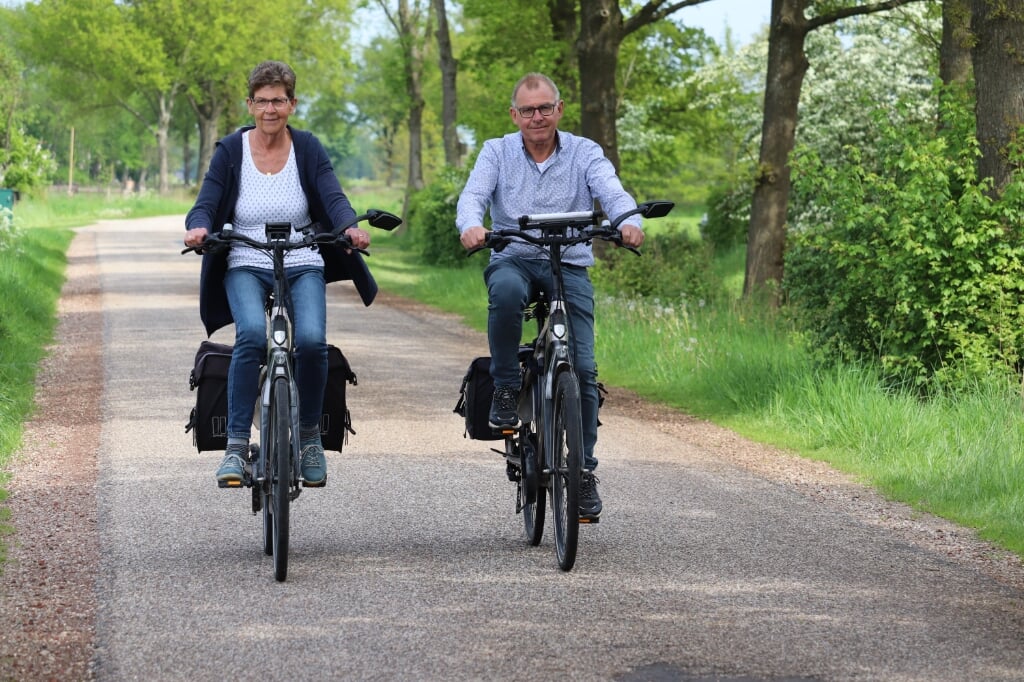 De voorzitter van de  Fietsvierdaagse Harfsen, Wim Wichers, verkent samen met zijn vrouw Jenny een van de fietsroutes. Foto: Arjen Dieperink