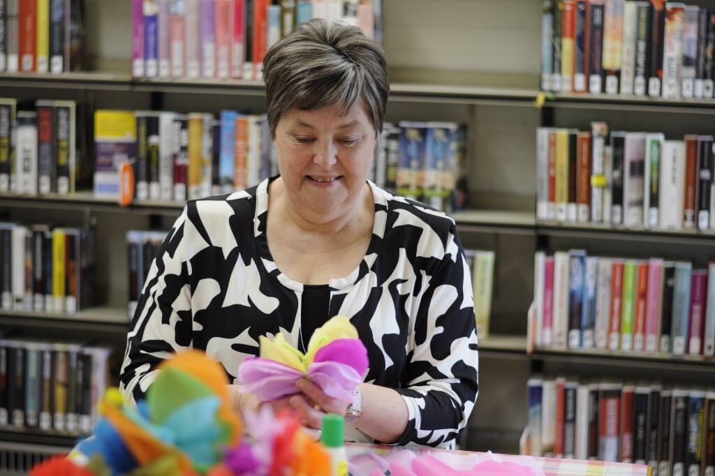 Yvonne Mulder is creatief, zo toont zij tijdens de knutselactiviteiten bij de Bibliotheek Achterhoekse Poort. Foto: PR