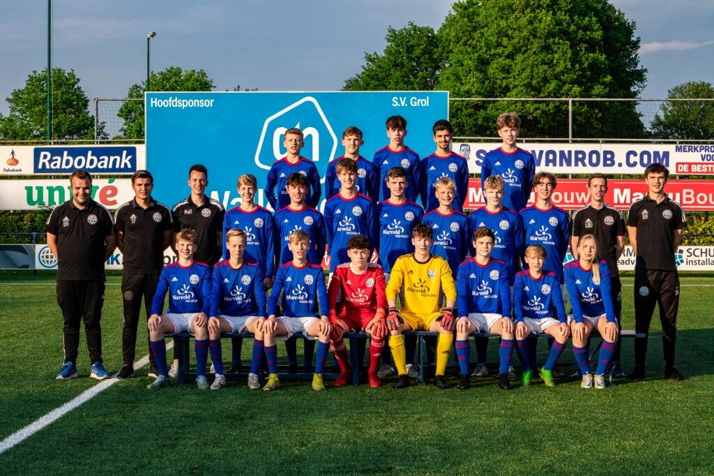 Het Grolse team bestaande uit spelers uit JO15-1 en JO17-1. Foto: PR SV Grol