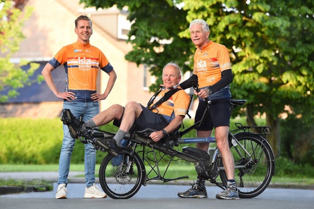 (Vlnr) Jasper Horstman, Paul van den Ban en Jan Föllings zijn klaar voor de Tour du ALS (foto Roel Kleinpenning)