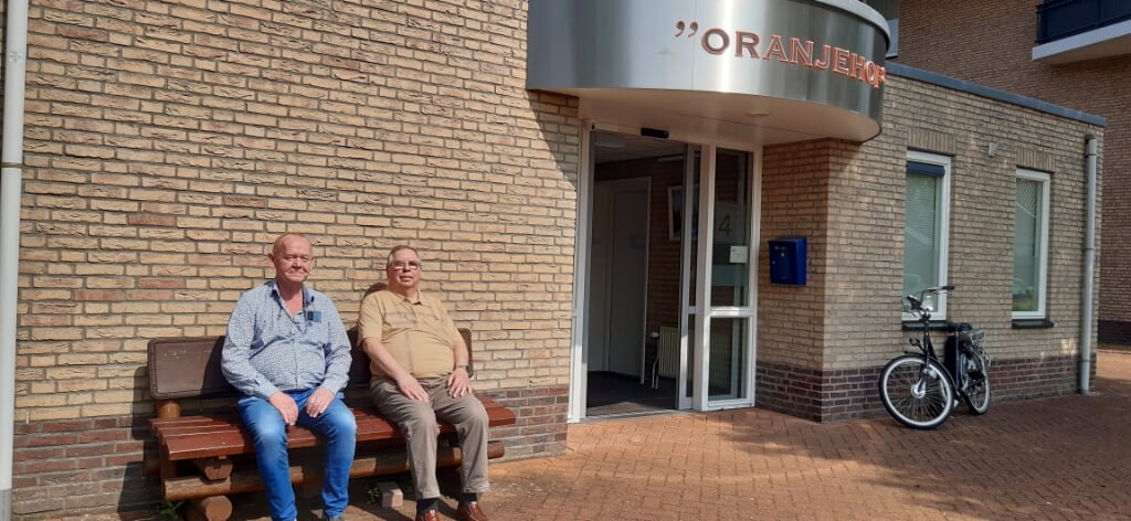 Jan Hummelink (l) en Willem van den Dries bij appartementencomplex Oranjehof in Zelhem waar Huurdersvereniging Bronckhorst haar structurele overleg houdt. Foto: Ceciel Bremer
