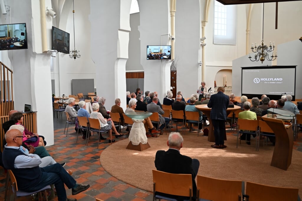 De Protestantse Gemeente keerde terug in de Dorpskerk; aansluitend aan de dienst was er een gemeentevergadering, waarin de leden werden bijgepraat. Foto: PR