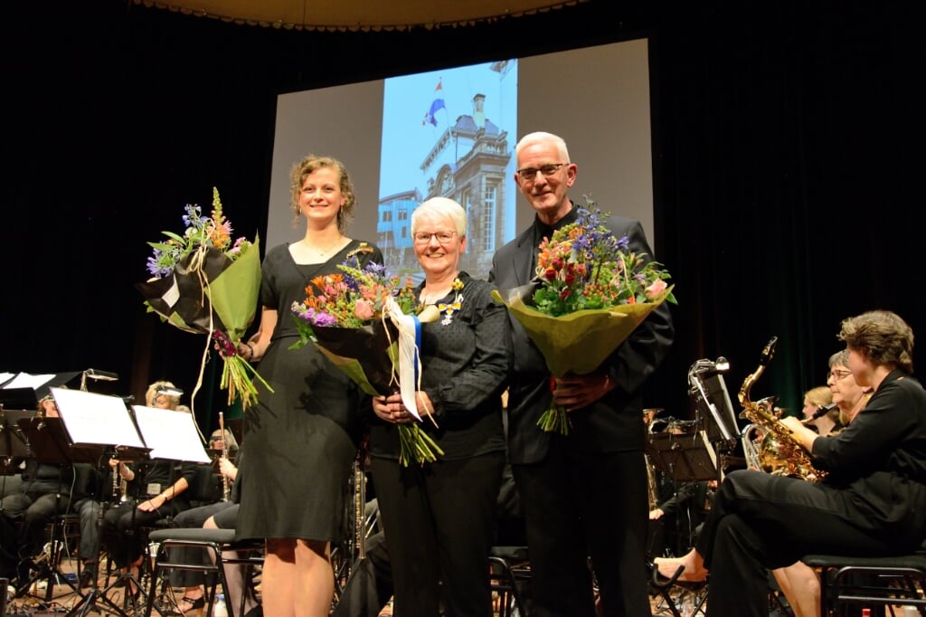 Marit Cornelissen, de voorzitter van Excelsior en het echtpaar Beldman. Foto: gemeente Zutphen
