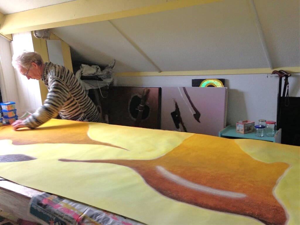 Ron van den Heuvel aan het werk in zijn atelier. Foto: Kunstcommissie Het Stadshuus