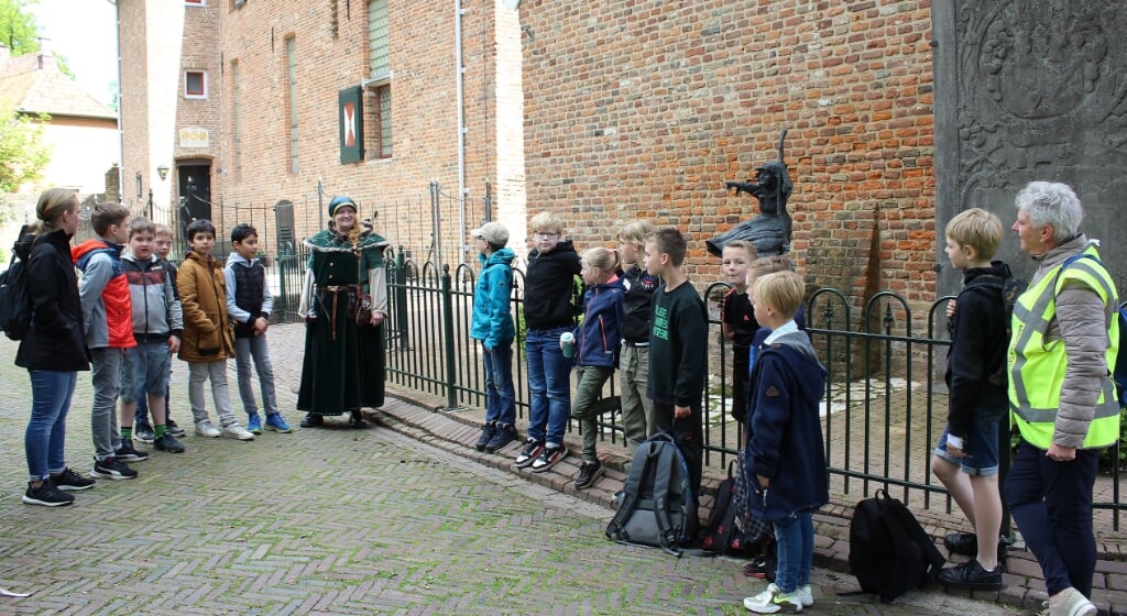 De kinderen luisteren naar Tamara Nakken die vertelde over de heks ‘Mechteld ten Ham’. Foto: Marlous Velthausz