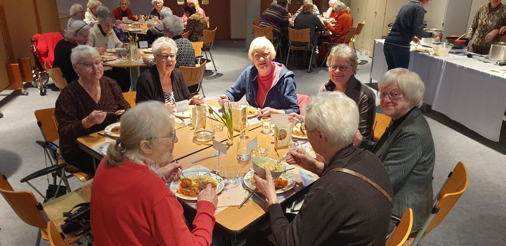 Gezamenlijk eten in de kerkherberg in De Wingerd. Foto: PR