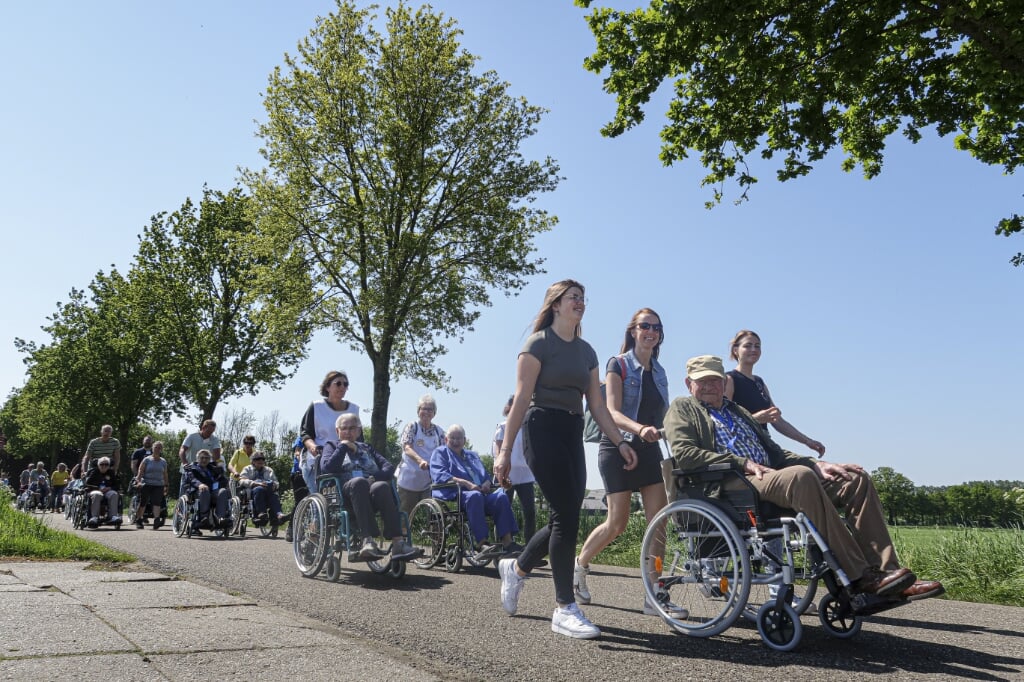 Deelnemers aan de Roll-over Bronckhorst onderweg in het buitengebied van Hengelo. Foto: Luuk Stam