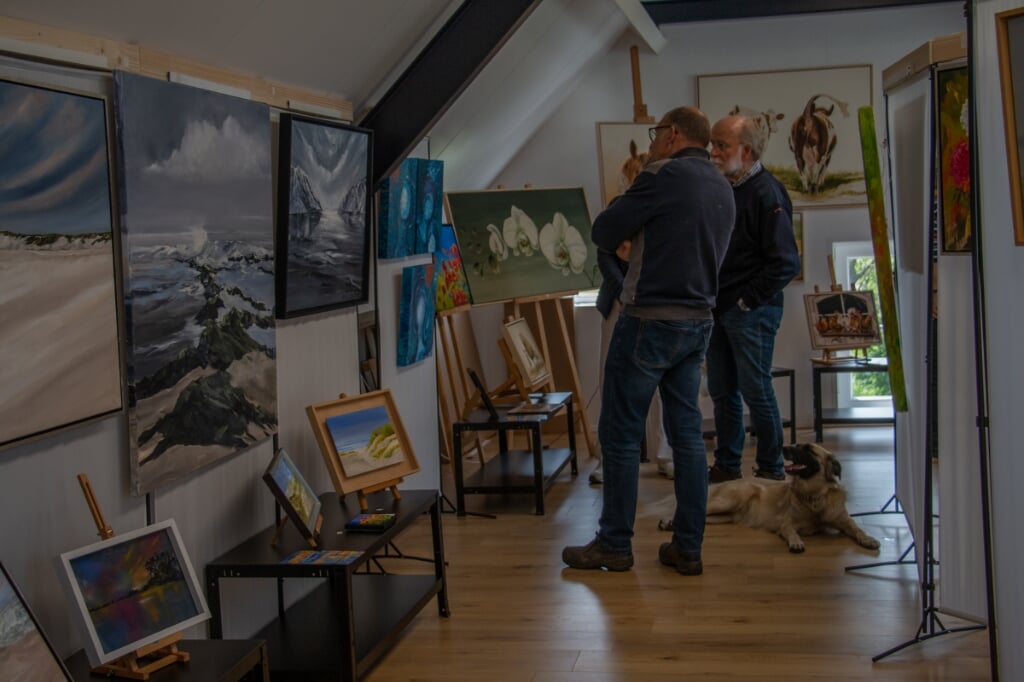Bezoekers van Atelier De Carolinahoeve in Zelhem bekijken werk van Pam Hessels, Carolien Harteveld en Cees Roorda.