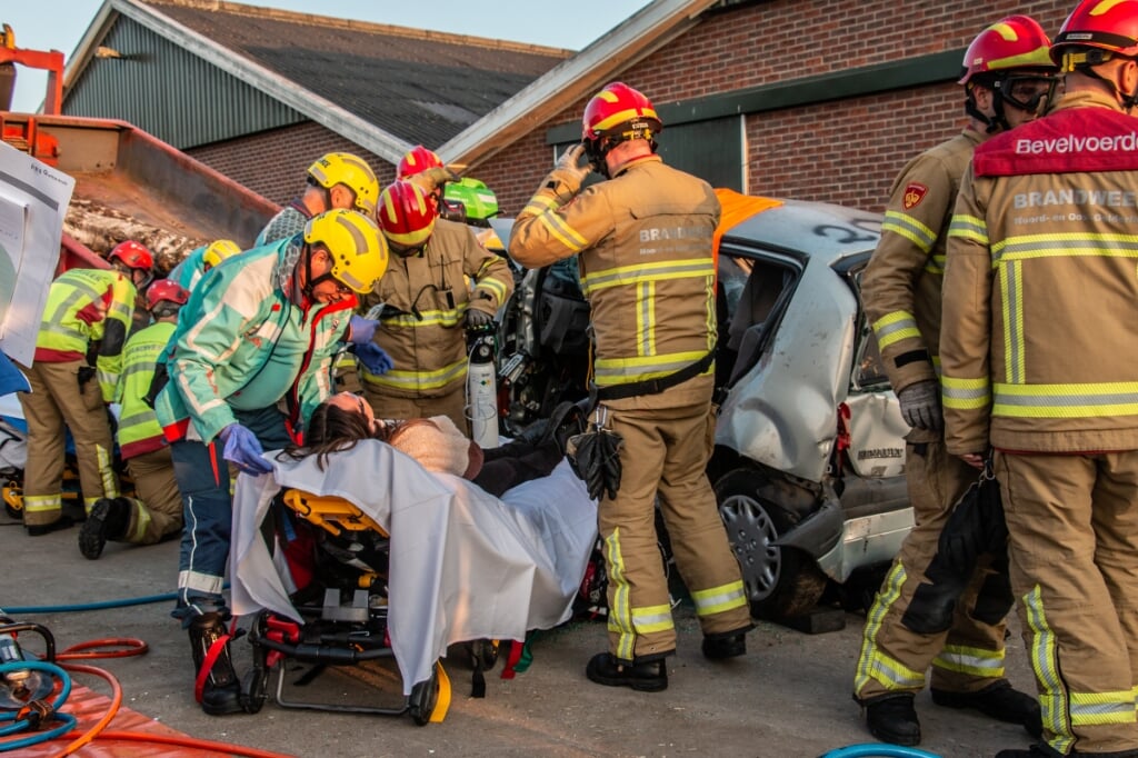Tijdens een gezamenlijke oefening door hulpverleners van brandweer- en ambulanceposten Steenderen en Zutphen wordt een 'slachtoffer'  uit de auto gehaald. Foto: Liesbeth Spaansen