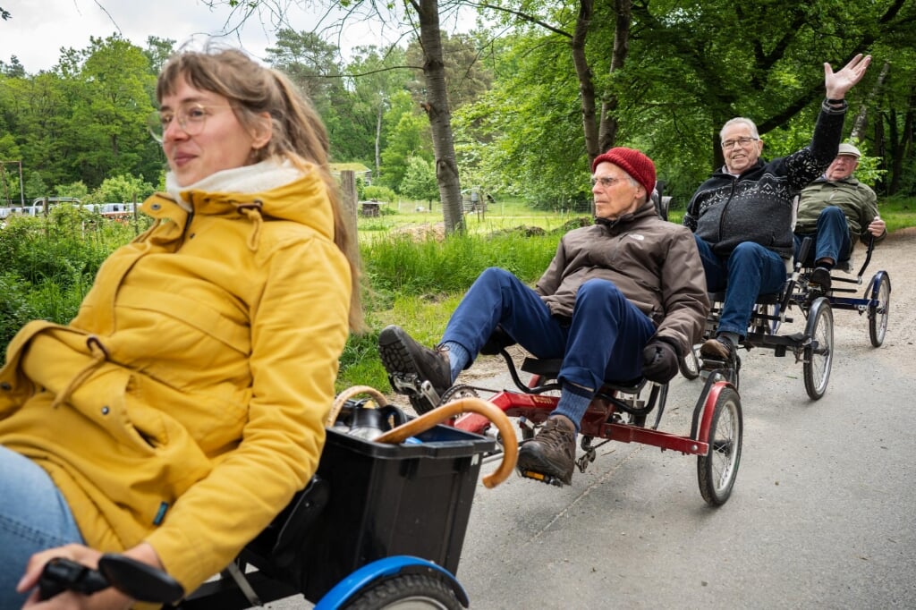 V.l.n.r.: Jinte, Eef, Bennie en Ton op de geschakelde fiets. Foto: Remke Fotografie