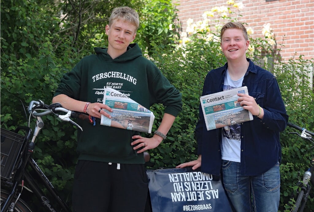 Jens (links) en Jesse: elke woensdag ruim vóór negen uur klaar met bezorgen. Foto: Sander Grootendorst