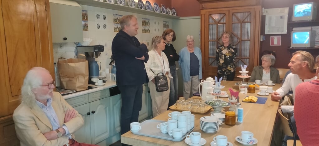 Wethouder Arjen van Gijssel opent de expositie in de koffiekamer van De Scheper. Foto: Rob Stevens