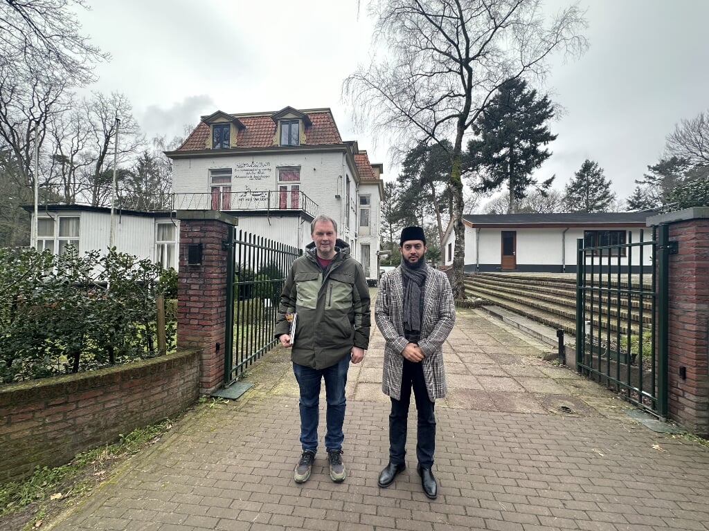 Hans Idink van het kunst- & filosofiecafé en Ibrahim Ahmed voor de moskee in Nunspeet. Foto: PR