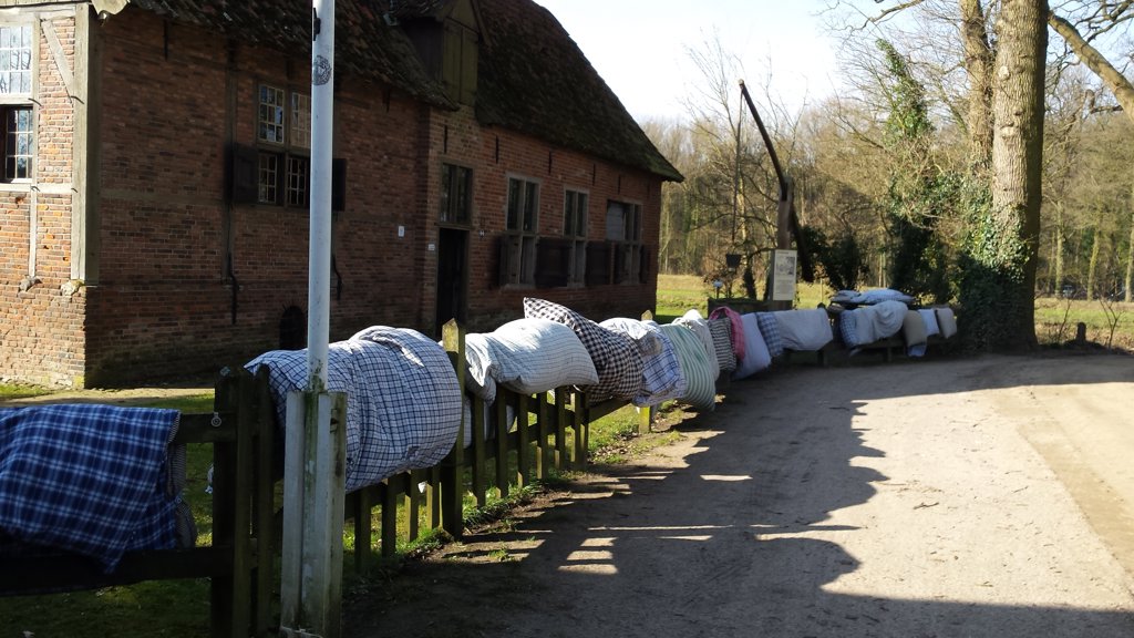 De dekens luchten bij Museum de Lebbenbrugge. Foto: PR