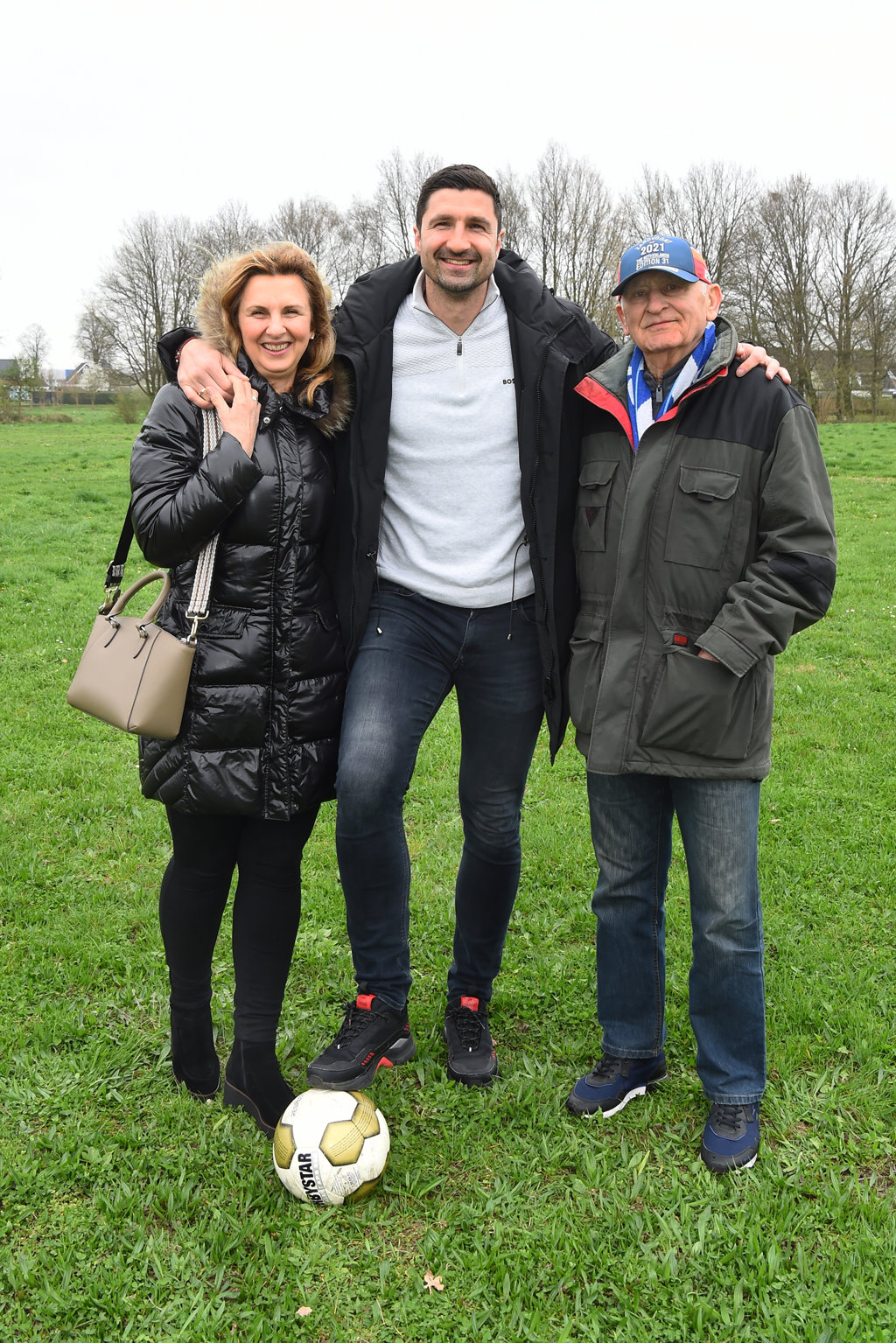 De assistent-trainer van NEC Stefan Maletic wordt geflankeerd door zijn moeder Dragana Maletic (links) en Mica Milojevic, zijn eerste trainer bij VVL. 