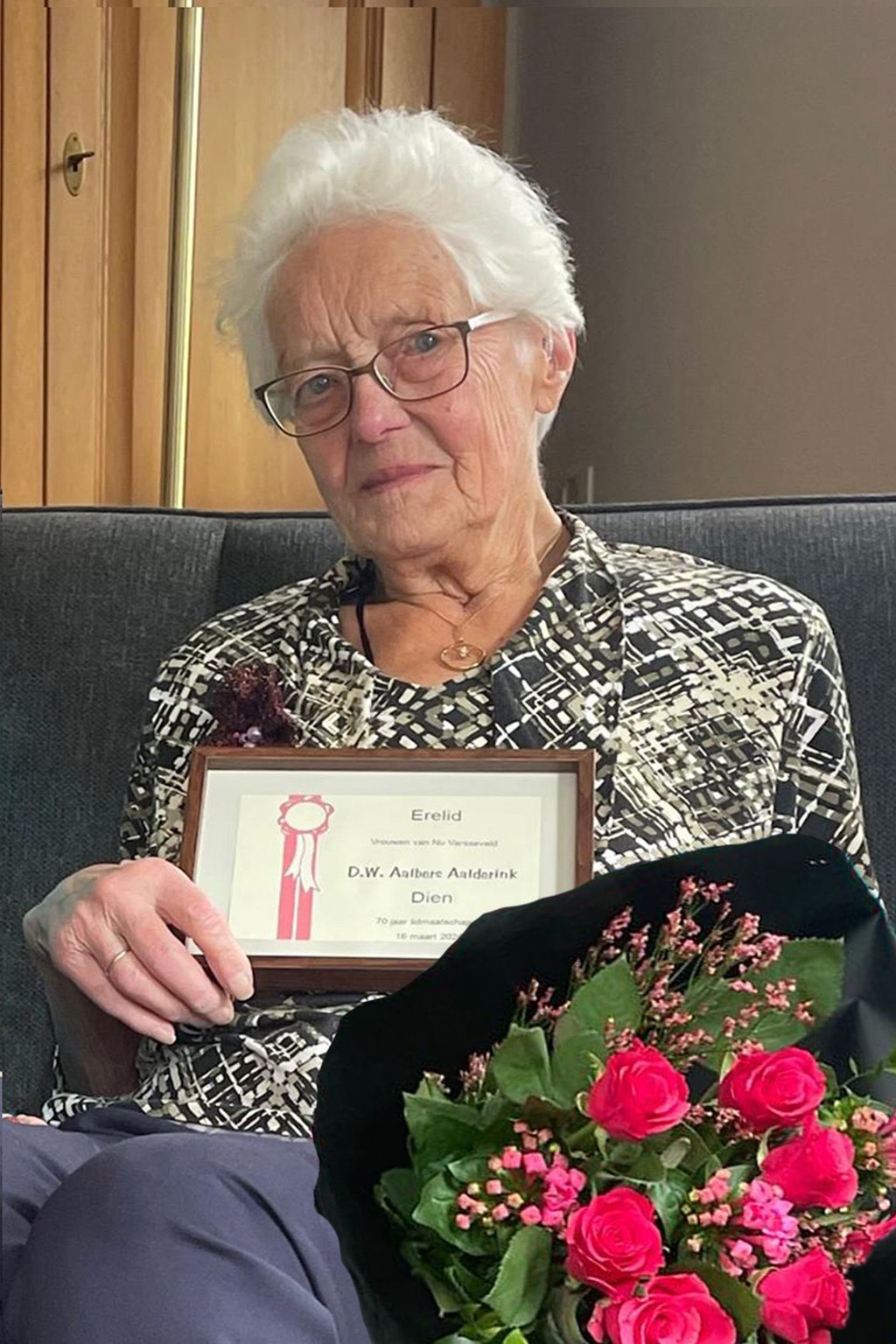 Dien Aalbers-Aalderink is gehuldigd als oudste lid van de Vrouwen van Nu afdeling Varsseveld. Ze is al lid sinds 1 juli 1955. Foto: PR.