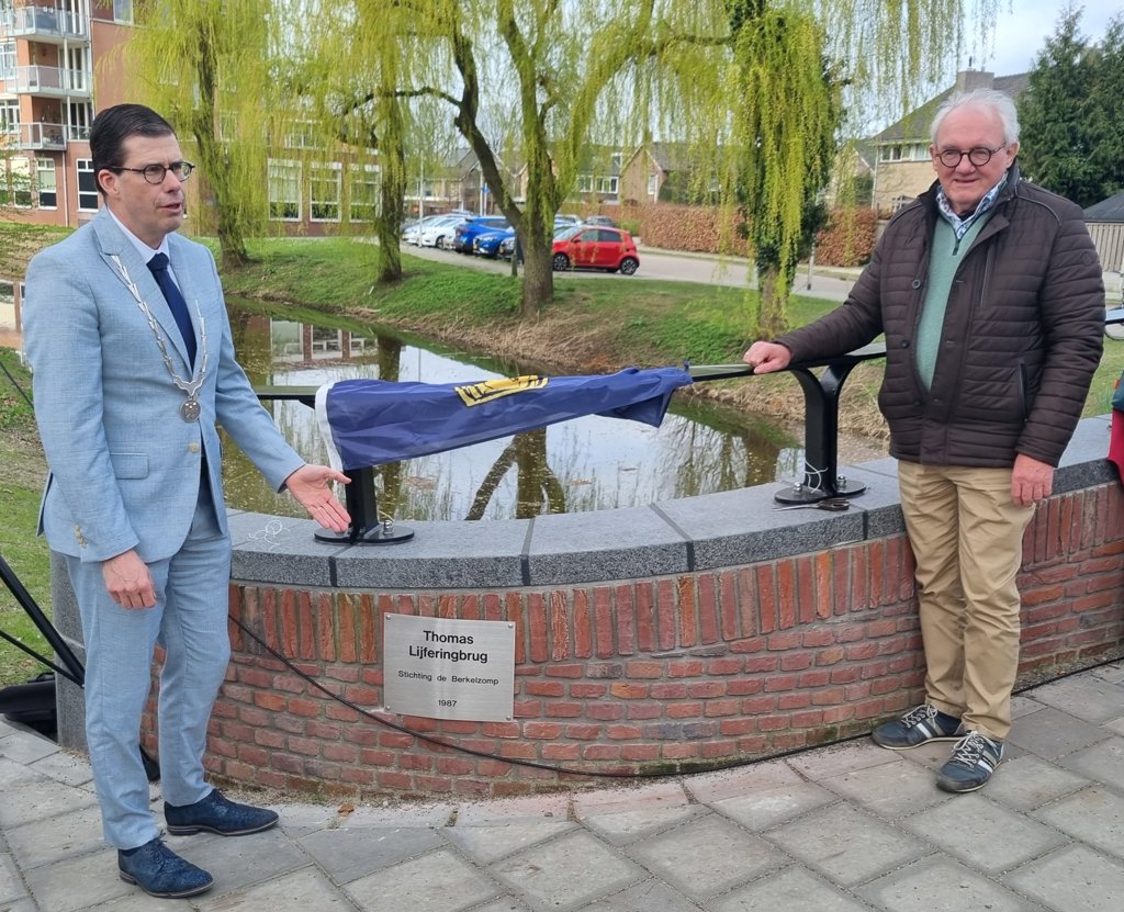 Onthulling van het naamschild door burgemeester Joost van Oostrum (l) en Berkelschipper Herman ten Brinkhof. Foto: Rob Weeber