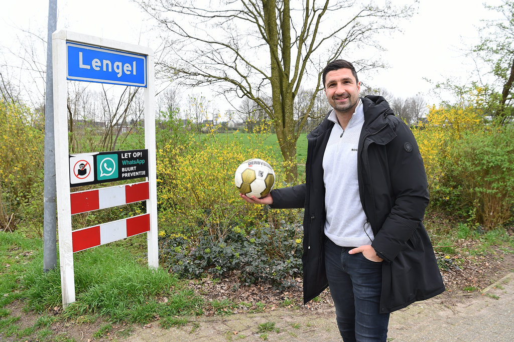 Stefan Maletic is assistent-trainer van voetbaleredivisionist NEC in Nijmegen. Hij groeide op in Lengel en speelde er bij de toenmalige dorpsclub VVL. Foto’s: Roel Kleinpenning