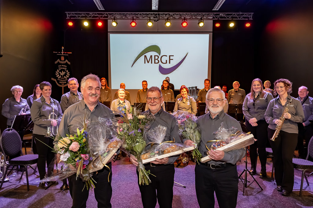 Theo Colenbrander, Wim Lammers en Hans Jansen werden gehuldigd met hun 60 jarig jubileum bij de Silvoldse Christelijke muziekvereniging Excelsior. Foto: Henk van Raaij.