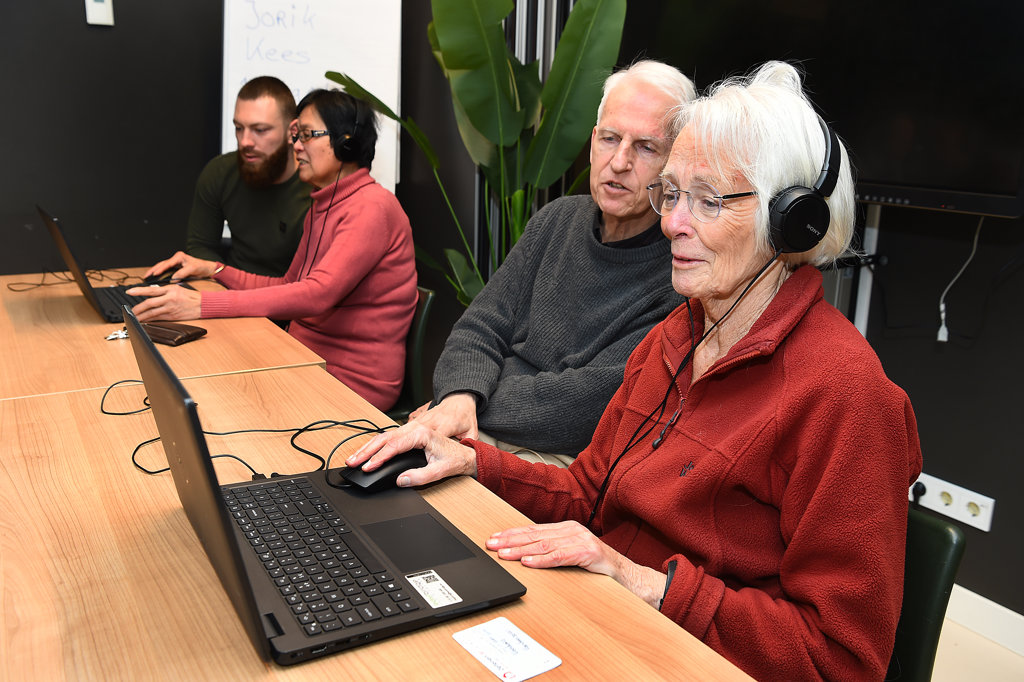 Adin Cizmic, Lolita Goorman, Marcel Sloot, Hermine Voorhuis (vlnr) tijdens de training waarbij ouderen geholpen worden om hun digitale vaardigheden te vergroten (foto Roel Kleinpenning)