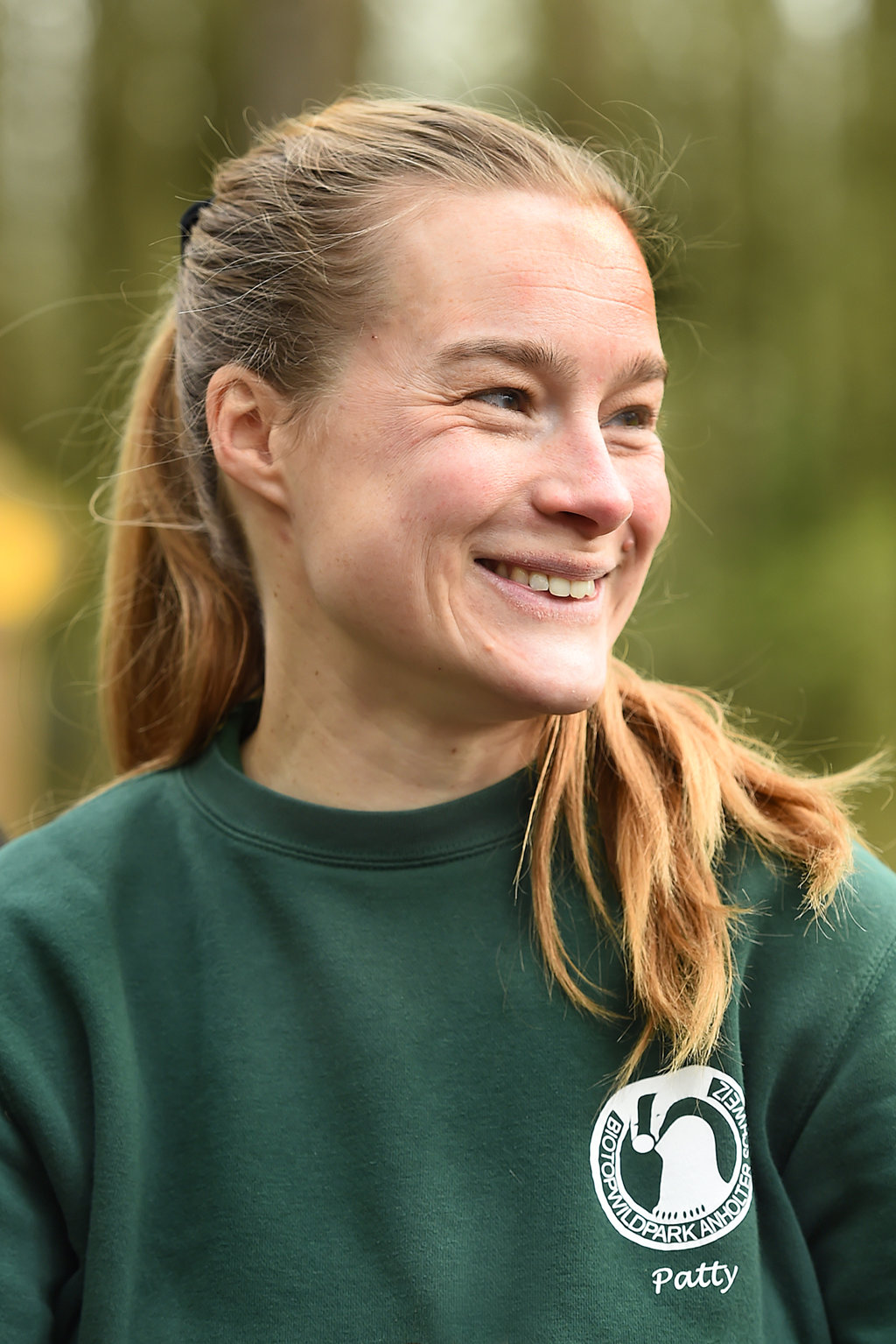 Dierenverzorgster Patty Bijlsma van Biotopwildpark Anholter Schweiz.