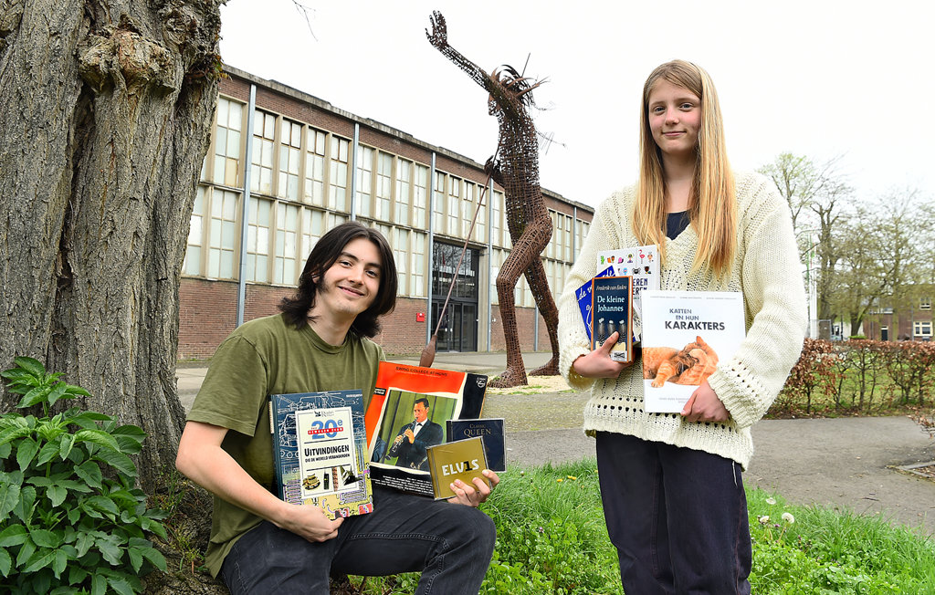 Morris Putman en Hannah de Boer met boeken, een plaat en cd’s die ze vorig jaar hebben gescoord. Foto: Roel Kleinpenning