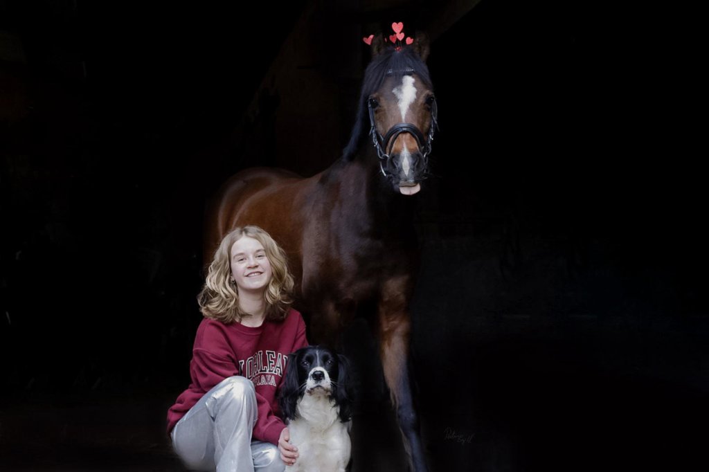 Josje met paard Wiske en hond Storm