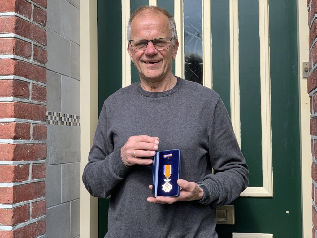 Wim Brinkman op de foto met zijn Koninklijke lintje. Foto: Eva Schipper
