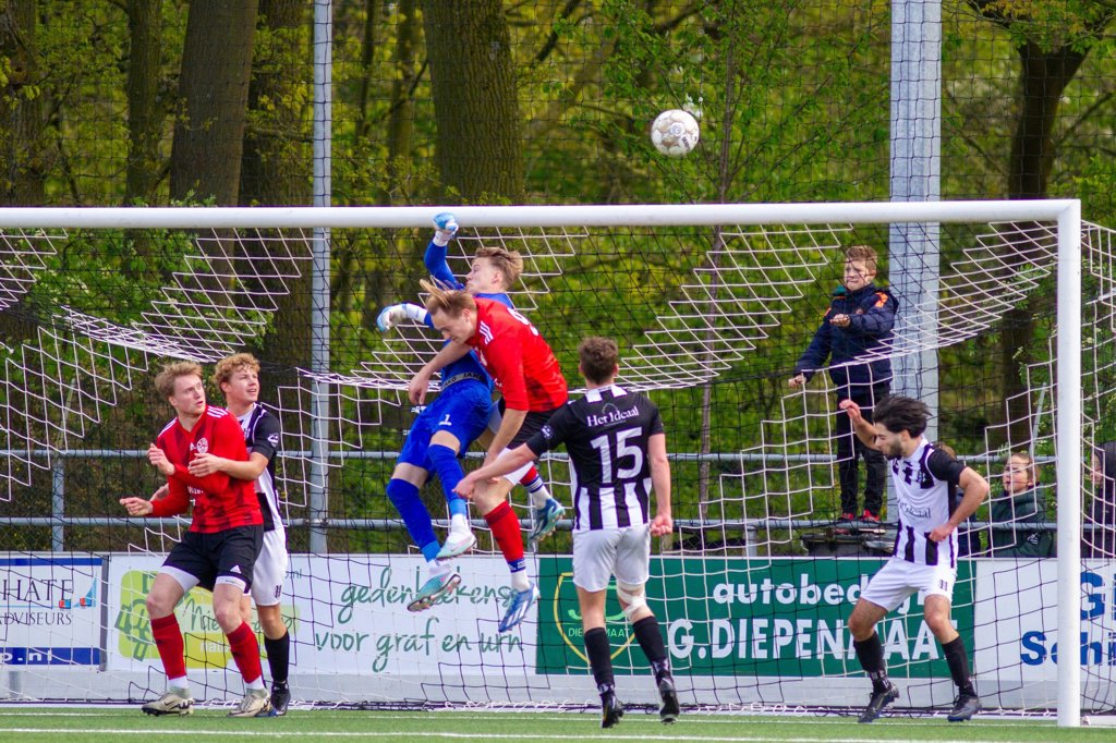 Spits Luc Berentsen van Grol probeert het koppend de doelverdediger lastig te maken. Foto: Marcel Houwer