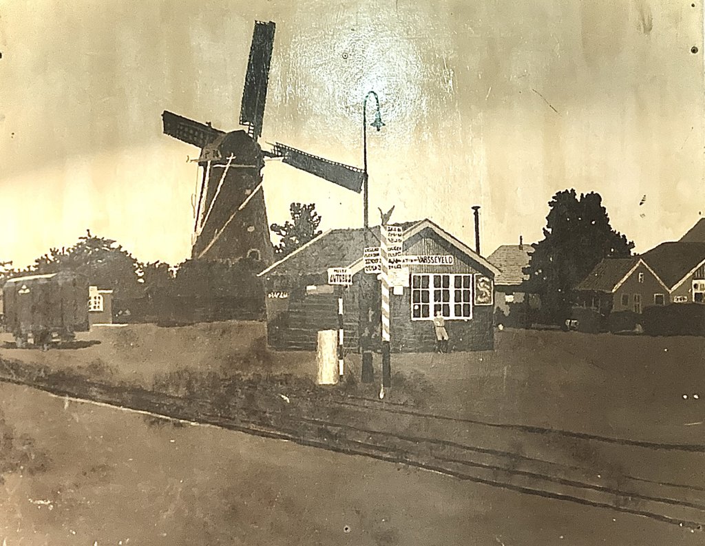 De foto van het tramstation met molen bij de ingang van de Kwaksmölle. Foto: Edy Kwak