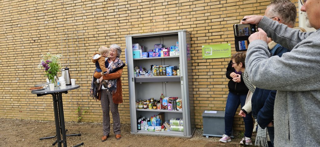 Anja Scholten opent samen met haar kleinzoon Ted de eerste voedselkast in Lichtenvoorde.