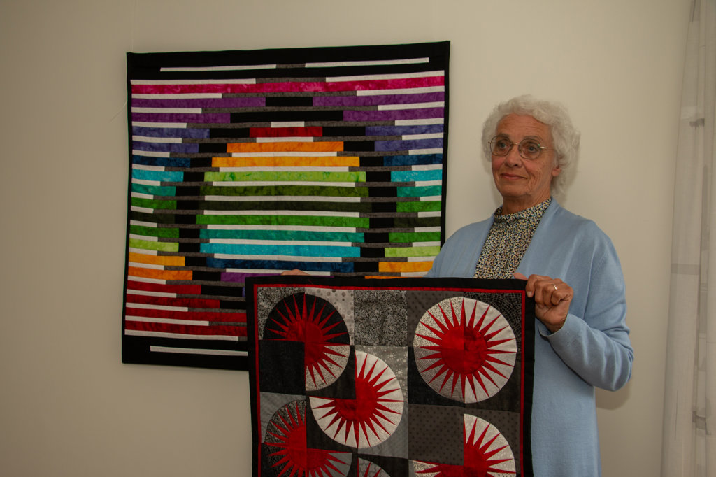 Ada van den Brink-Kalteren met twee van haar quilts die tijdens de Kunst4daagse te bezichtigen zijn. Foto: Liesbeth Spaansen