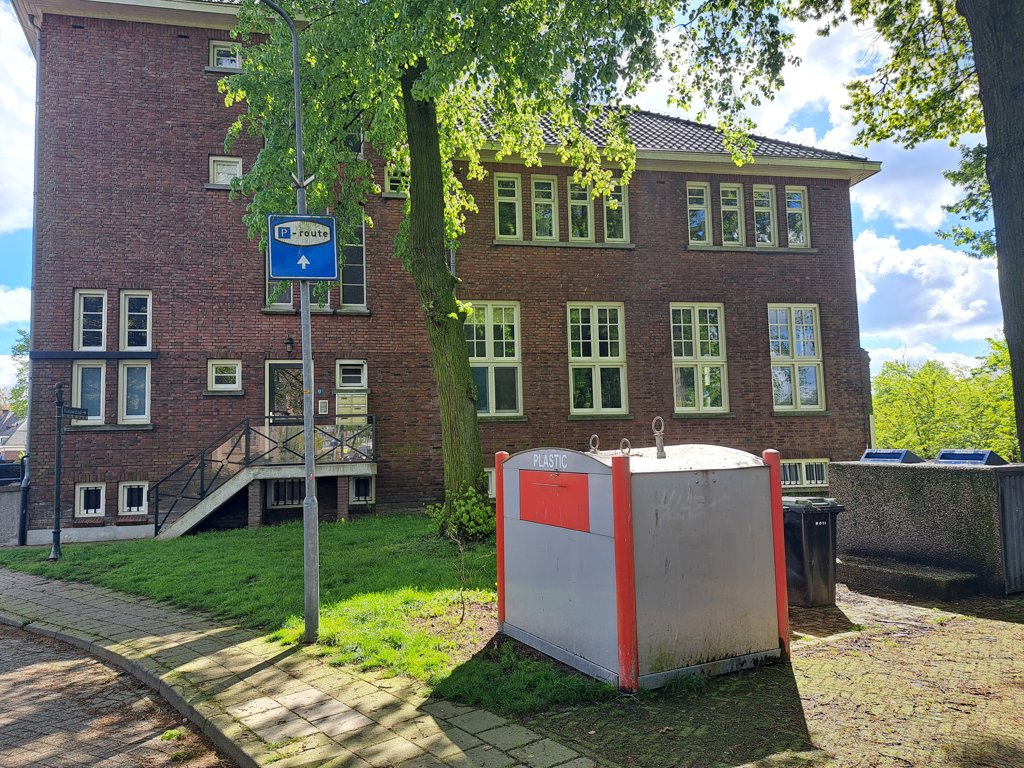 Dezen containers naast de historische stadsgracht zijn de VVD een doorn in het oog. Foto: Kyra Broshuis