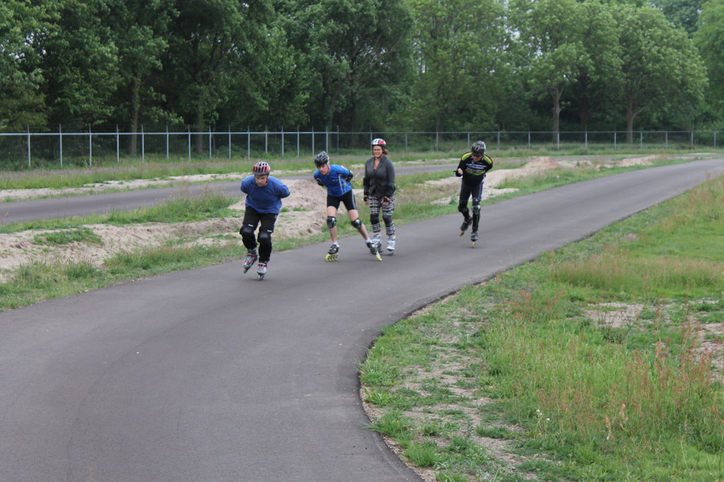 Door gekwalificeerde trainers van RTC de Stofwolk de basisvaardigheden leren: balans-remmen-houding tijdens de skatecursus. Foto: PR
