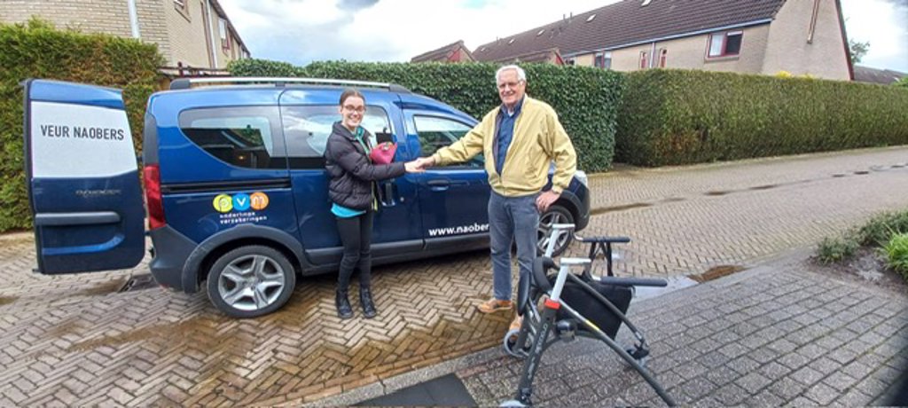 Daisy met chauffeur Joop Bark na de allerlaatste rit met de Naoberbus van school naar huis. Foto: PR