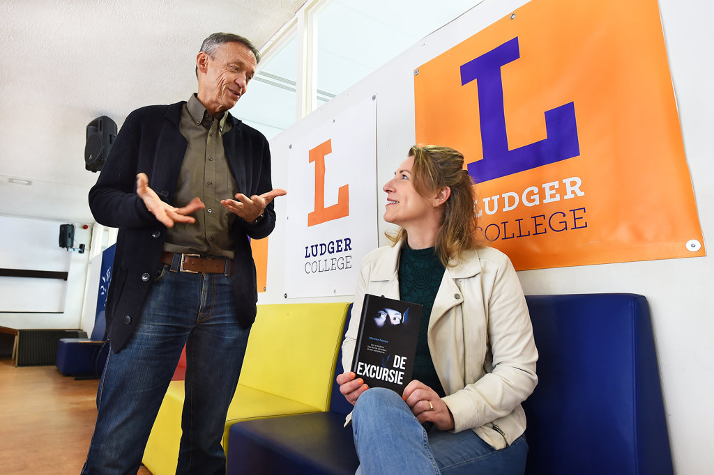 Docent Ludger College Marcel Derksen en schrijfster Marieke Damen. Foto: Roel Kleinpenning