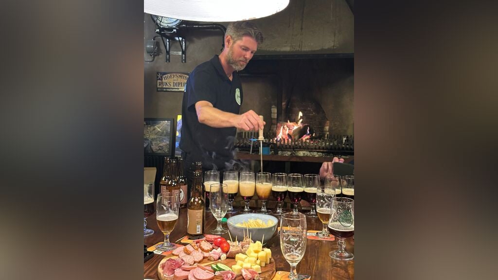 Niek Huntelaar van Hummelsche Hoppa tijdens het bierstachelen. Foto: Jasper Bos