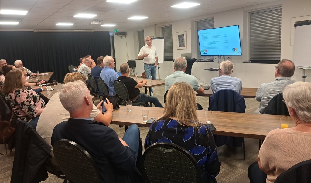 Penningmeester Roy Berentsen geeft raadsleden en wethouders uitleg over de onstane situatie en over het herstelplan.